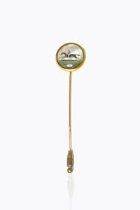 SPILLONE - Peso gr 8 0 in oro giallo a bassa caratura con madreperla dipinta con cavaliere e cavallo (Difetti)