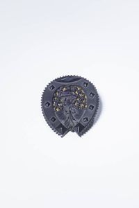 SPILLA - con montatura in metallo raffigurante un grande ferro di cavallo inciso e scolpito in giaietto con figura masc [..]