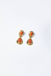 COPPIA DI ORECCHINI - Peso gr 8 3 in oro giallo  pendenti  con coralli mediterranei taglio a goccia e ovali. Accompagnato da certificato  [..]