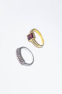 LOTTO DI DUE ANELLI - -in oro giallo con al centro granato taglio ottagonale. Peso gr 4 7. Misura 18 (58) -in oro bianco con fila di  [..]