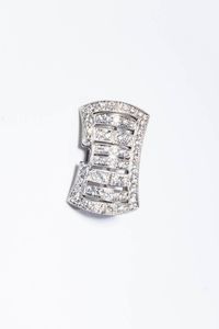 SPILLA - Peso gr 9 8 in oro bianco  a fiocco  con diamanti taglio brillante per totali ct 0 90 ca.