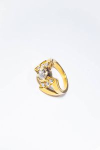 CHEVALIER - Peso gr 7 8 Misura 10 (50) in oro giallo  sommit a fiocco  al centro diamante taglio brillante di ct 0 90 ca  [..]