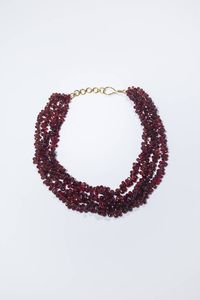 GIROCOLLO - composto da tre fili di granati a goccia briolette. Chiusura in oro giallo.