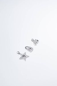 LOTTO DI TRE CIONDOLI - Peso gr 8 0 in oro bianco a forma di elefante  stella e lucchetto  con diamanti taglio brillante di colore bianco  [..]