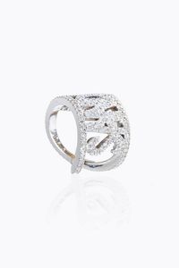 ANELLO - Peso gr 17 2 Misura 15 (55) in oro bianco  a fascia  recante al centro la scritta Sandra in diamanti taglio brillante  [..]