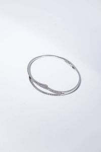 BRACCIALE - Peso gr 10 7 Diam. interno cm 5 6x4 5 rigido  in oro bianco  con sommit ad intreccio in diamanti taglio brillante  [..]