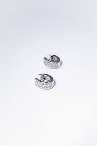 COPPIA DI ORECCHINI - Peso gr 7 in oro bianco  a cerchio ovalizzato  con diamanti taglio brillante per totali ct 0 80 ca  probabile  [..]
