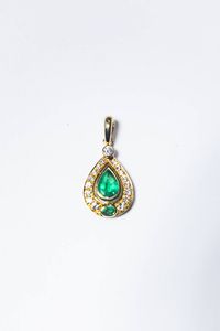 CIONDOLO - Peso gr 4 5 Cm 3x1 5 in oro giallo  a forma di goccia  con diamanti taglio brillante per totali ct 0  70 ca e  [..]