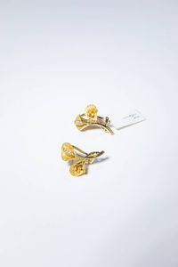 COPPIA DI ORECCHINI - Peso gr 9 7 in oro giallo lucido e satinato  a forma di calle  con diamanti taglio brillante per totali ct 0 15  [..]