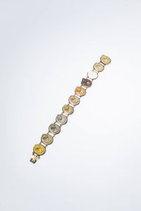 BRACCIALE - Lunghezza cm 18 XIX secolo  montatura in metallo  con undici cammei in pietra lavica di vario colore con volti  [..]