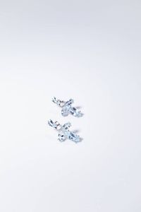 COPPIA DI ORECCHINI - Peso gr 4 6 pendenti  in oro bianco  a motivi di fiori stilizzati con acquamarine taglio navette per totali ct  [..]