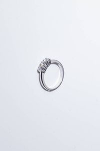 ANELLO - Peso gr 4 1 Misura 15 (55) in oro bianco  modello trilogy  con tre diamanti taglio brillante per totali ct 0.80  [..]