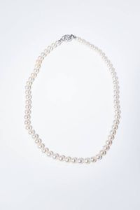 GIROCOLLO - Lunghezza cm 43 composto da un filo di perle giapponesi del diam. di mm 6 5 ca. Chiusura in oro bianco  di forma  [..]