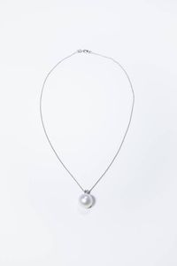 CATENA CON CIONDOLO - Peso gr 6 0 in oro bianco con perla australiana del diam. di mm 12 ca sormontata da un diamante taglio brillante  [..]