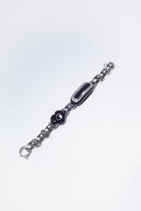 BRACCIALE - Peso gr 42 5 Lunghezza cm 18 in oro bianco ed argento composto da anelli ovalizzati trattenenti un cuore ed un  [..]