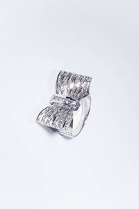 ANELLO - Peso gr 14 6 Misura 15 (55) in oro bianco  sommit a fiocco  con diamanti taglio brillante per totali ct 0 55  [..]
