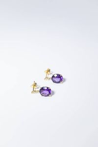 COPPIA DI ORECCHINI - Peso gr 5 1 in oro giallo con due ametiste taglio ovale pendenti per totali ct 7 49 ca e sei diamanti taglio brillante  [..]