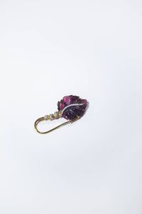 SPILLA - Peso gr 15 5 Cm 6 5x3 in oro giallo e bianco  con foglia in tormalina policroma incisa; diamanti taglio brillante  [..]