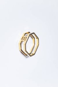 GUCCI - Peso gr 4 5 Misura 13 (53) Anello in oro giallo  firmato Gucci  di forma geometrica con sommit recante il logo  [..]