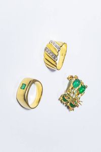 LOTTO DI TRE GIOIELLI - - spilla in oro giallo  a forma di gatti  con agata verde cabochon. Peso gr 4 6 -anello in oro giallo  sommit  [..]