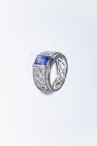 ANELLO - Peso gr 8 9 Misura 12 (52) in oro bianco  a fascia  al centro zaffiro taglio ottagonale di ct 2 0 ca e diamanti  [..]