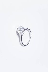 ANELLO - Peso gr 3 6 Misura 14 (54) in oro bianco  con diamante solitario taglio brillante di ct 1 50 ca  probabile colore  [..]