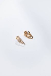 COPPIA DI ORECCHINI - Peso gr 5 2 in oro rosa  composti da tre semicerchi ovalizzati decrescenti in diamanti taglio brillante per totali  [..]