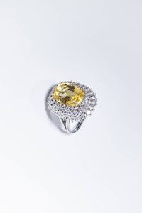 ANELLO - Peso gr 11 1 Misura 12 (52) in oro bianco  al centro zaffiro taglio ovale giallo di ct 10 41 e triplo contorno  [..]