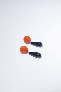 ASCIONE - Peso gr 8 8 in oro bianco con ai lobi semisfere di corallo mediterraneo nei toni del rosso  terminanti con due  [..]