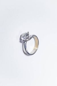 ANELLO - Peso gr 5 6 Misura 16 (56) in oro bianco al centro diamante solitario di ct 2 37 ca  colore L  purezza SI2.  Certificato  [..]