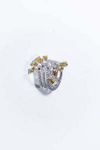 ANELLO - Peso gr 10 2 Misura 13 (53) in oro bianco  modello contrari  con fasce in diamanti taglio brillante di colore  [..]