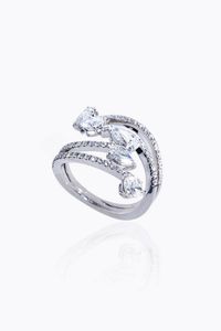 ANELLO - Peso gr 7 9 Misura 16 (56) in oro bianco  sommit a contrari  con quattro fasce in diamanti impreziosite da gocce  [..]