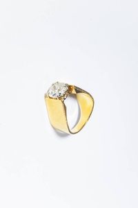 REPOSSI - Peso gr 8 7 Misura 10 (50) Anello in oro giallo  firmato Repossi  con al centro diamante taglio brillante di vecchio  [..]