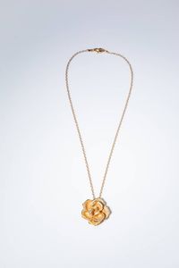 ANNA MARIA CAMILLI - Peso gr 14 3 Ciondolo in oro rosa a forma di rosa satinata  firmata Camilli  con diamanti taglio brillante per  [..]