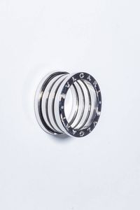 bulgari - Peso gr 10 9 Misura 11 (51) Anello in oro bianco  firmato Bulgari  modello B.Zero1. Corredato di scatola.