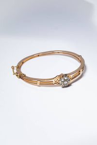 BRACCIALE - Peso gr 11 5 rigido  in oro rosa 9 Kt  XIX secolo  con fiore in rosette per totali ct 0 25 ca.