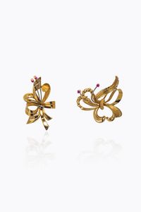 LOTTO DI DUE SPILLE - Peso gr 1u2 4 Cm 4 5x4 e 5x2 in oro rosa  anni '50  a forma di volute  con piccoli rubini.