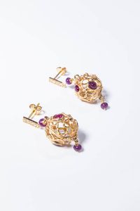 COPPIA DI ORECCHINI - Peso gr 12 2 in oro rosa con due sfere traforate pendenti ed impreziosite da rubini e zaffiri cabochon per totali  [..]