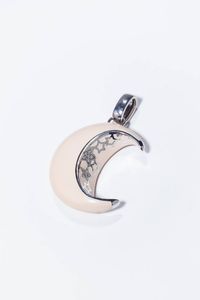 CIONDOLO - Peso gr 33 9 Cm 4x5 in oro bianco ed argento  a forma di mezzaluna  in smalto rosa e piccoli diamanti taglio brillante  [..]