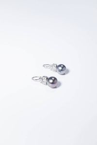 COPPIA DI ORECCHINI - Peso gr 7 4 in oro bianco  a monachella  con due perle Tahiti del diam. di mm 10 7 ca  sormontate da sei diamanti  [..]