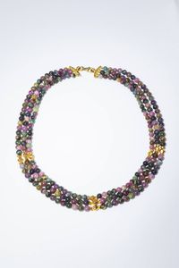 GIROCOLLO - Lunghezza cm 44 composto da tre fili di tormaline nei toni del verde  del viola e del rosa. Chiusura e distanziali  [..]