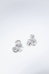 COPPIA DI ORECCHINI - Peso gr 15 in oro bianco  a lobo  con due grandi fiocchi in diamanti taglio brillante per totali ct 1 25 ca  probabile  [..]