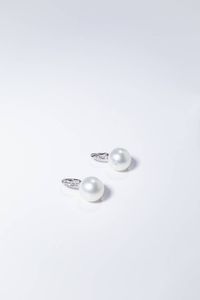 COPPIA DI ORECCHINI - Peso gr 7 5 in oro bianco  a monachella  con due perle australiane del diam. di mm 12  sormontate da elemento  [..]