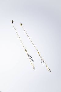 COPPIA DI ORECCHINI - Peso gr 3 5 Lunghezza cm 17 in oro giallo e bianco  a filo lavorato  da cui dipartono elementi geometrici rigi [..]