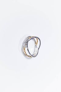 ANELLO - Peso gr 3 9 Misura 15 (55) composto da tre fasce in oro bianco e rosa intrecciate; al centro diamanti taglio brillante  [..]