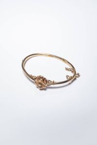 BRACCIALE - Peso gr 7 6 rigido  XIX secolo  in oro rosa 14 Kt  al centro fiore con perlina.