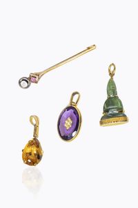 LOTTO DI QUATTRO GIOIELLI - -ciondolo in oro giallo con Budda in avventurina verde. Peso gr 5 8 -ciondolo in oro giallo con ametista taglio  [..]