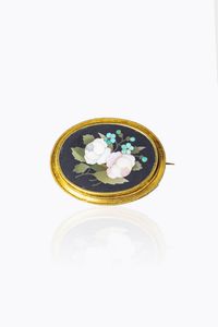 SPILLA - Peso gr 13 8 Cm 4x4 5 in oro giallo  XIX secolo  con al centro commesso in pietre dure raffigurante soggetto f [..]