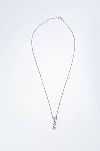 COLLANA CON CIONDOLO - Peso gr 3 0 in oro bianco con tre fiori a scalare in pav di diamanti taglio brillante per totali ct 0 20 ca   [..]