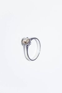 ANELLO - Peso gr 4 0 Misura 17 (57) in oro bianco con rosetta centrale di ct 0 40 ca.